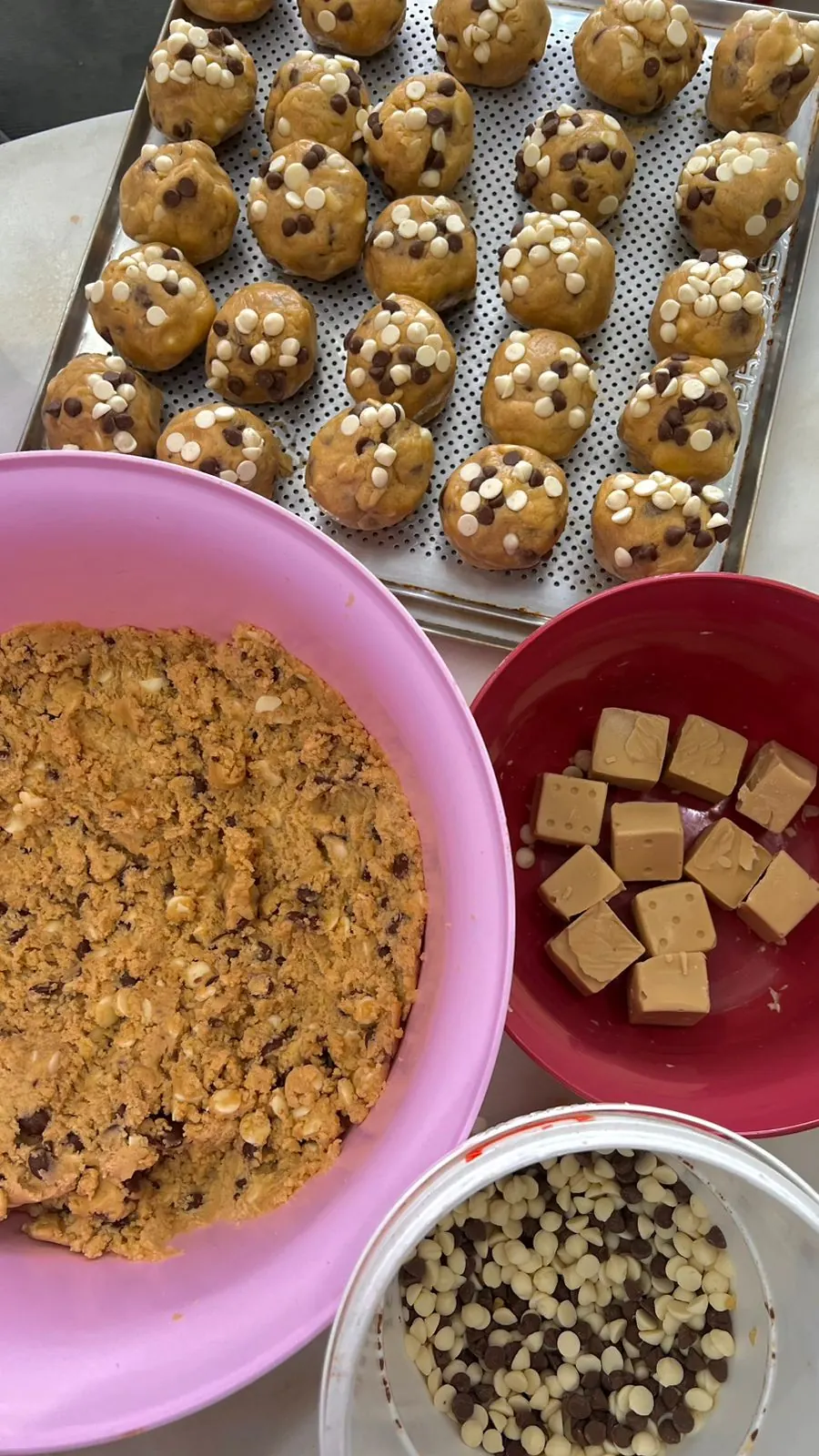Massa de cookies pronta para assar com gotas de chocolate
