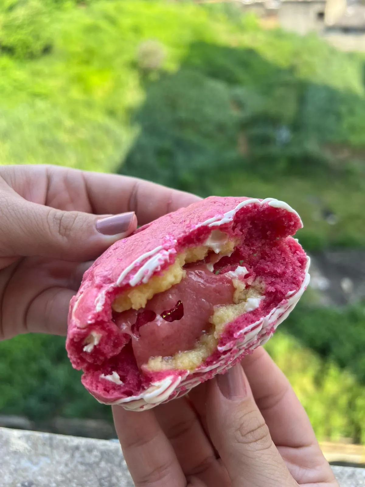 Cookie rosa com recheio de morango